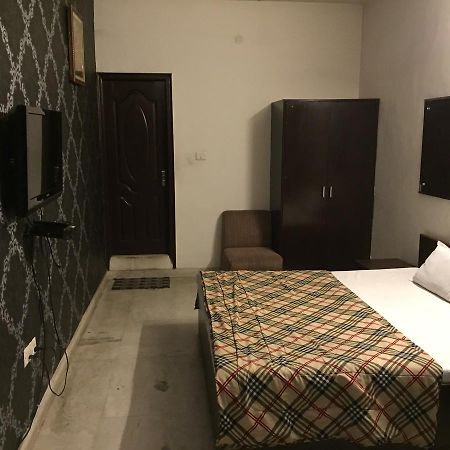 Hotel Invitation Inn Фаридабад Екстериор снимка