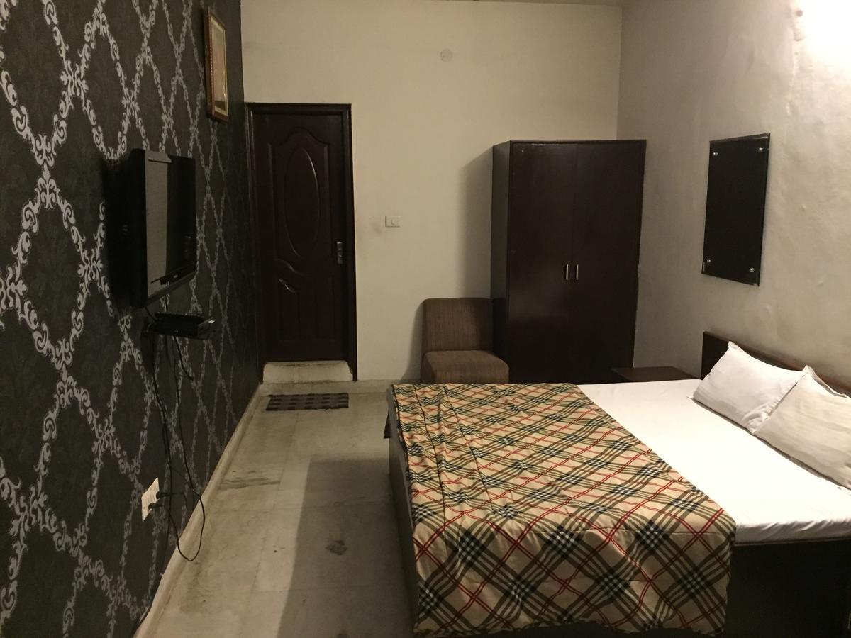 Hotel Invitation Inn Фаридабад Екстериор снимка